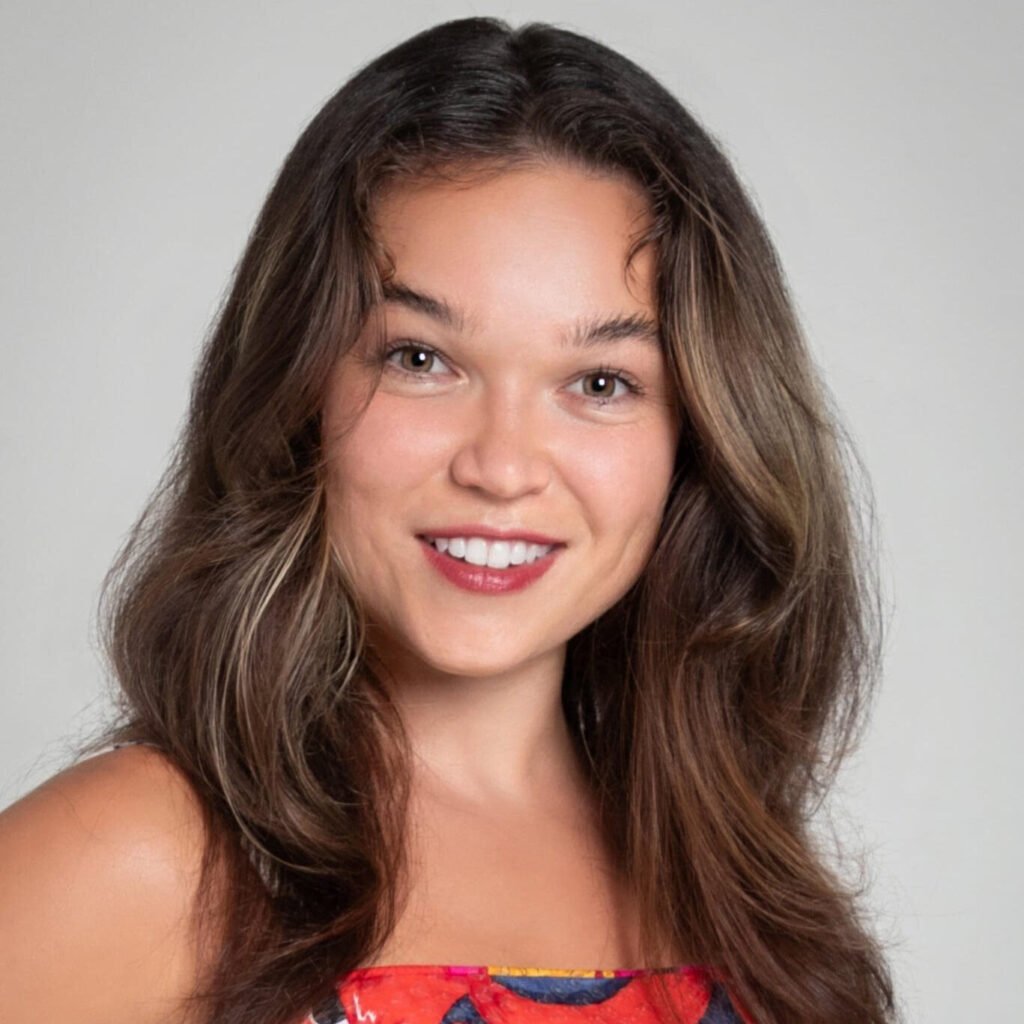 Headshot of Sophie, a dedicated therapist at Therapists in Sarasota.